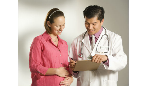 grávida em consulta médica