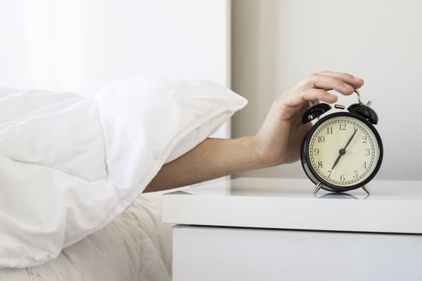 Pessoa desativando um despertador