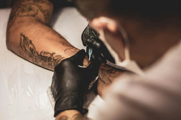 pessoa fazendo tatuagem