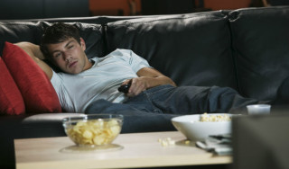 Homem deitado no sofá - Foto Getty Images