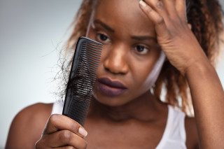 Mulher penteando o cabelo com queda - Foto:&nbsp;Shutterstock 