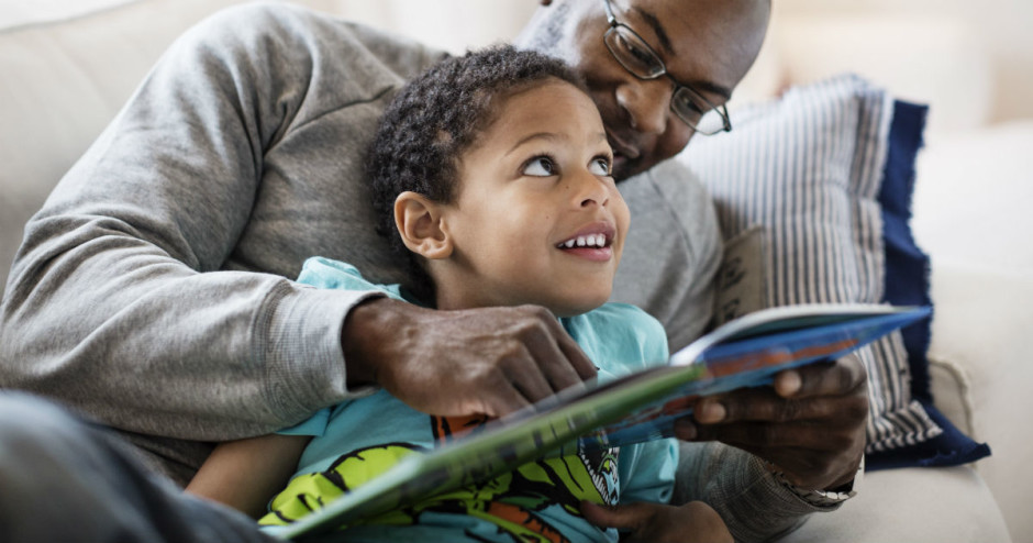 Nesse natal, dê livros para seu filho. Foto: Maskot | Getty Images