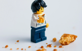 Boneco lego simulando um humano se alimentando