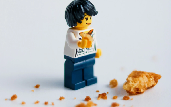Boneco lego simulando um humano se alimentando