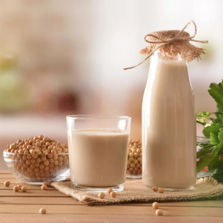 Leites vegetais são uma ótima opção para substituir o leite de vaca - Foto: Shutterstock