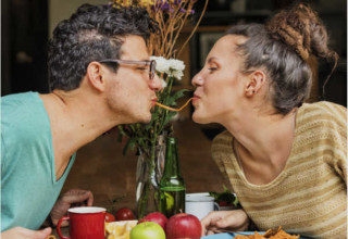Quando namoramos tendemos a compartilhar os mesmos hábitos alimentares (bons ou ruins) - Foto: Shutterstock