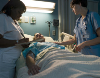 Homem jovem em hospital sendo examinado 