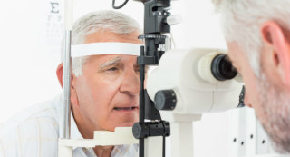 homem no oftalmologista - Foto: Getty Images