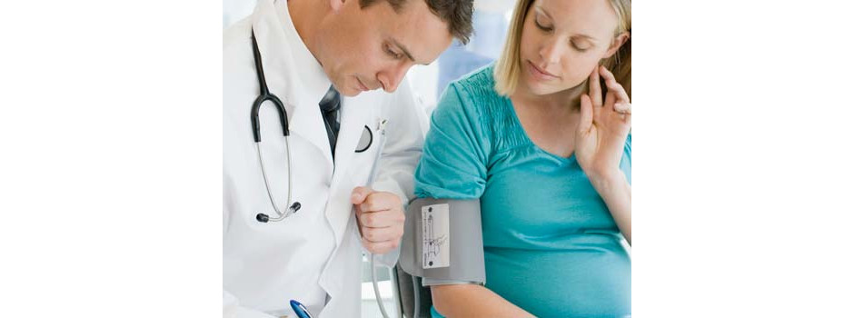 grávida aferindo a pressão com um médico