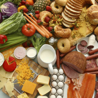 É importante observar a tabela nutricional - Foto: Getty Images