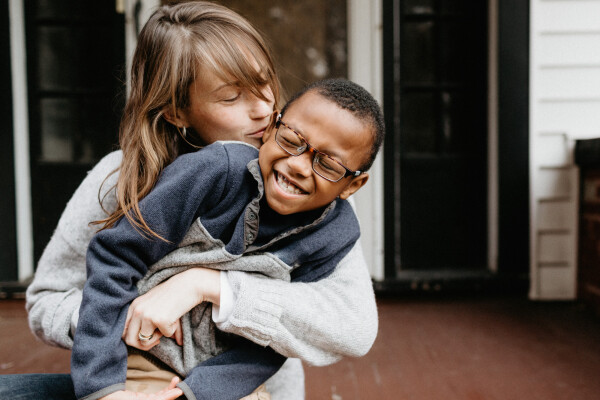 Mãe e filho se abraçando