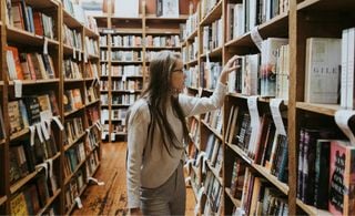 Mulher em uma biblioteca