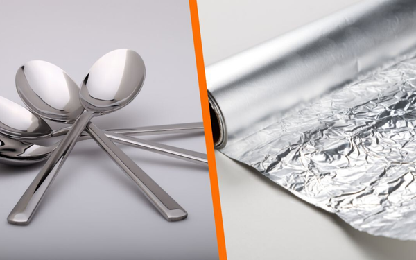 Imagem dividida com colheres de um lado e um rolo de papel alumínio do outro