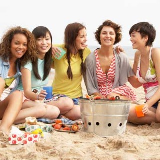 Grupo de meninas na praia