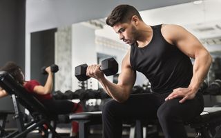 homem treinando bíceps