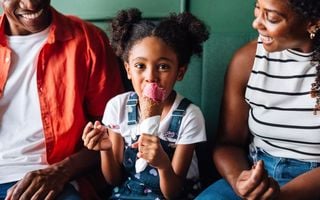 menina comendo sorvete