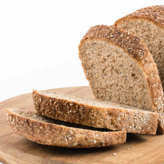 Pão integral é uma rica fonte de fibras, que não devem ser excluídas da dieta - Foto: Shutterstock
