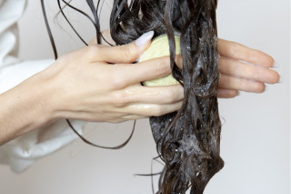 Shampoo em barra não deve ser esfregado diretamente nos fios. Foto:&nbsp;Foto: Lourdes Balduque/Getty Images