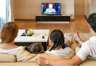 Passar horas sentado vendo TV pode ser pior do que trabalhar sentado - Foto: Shutterstock