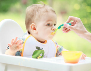 Existe uma forma correta de introduzir os primeiros alimentos ao bebê