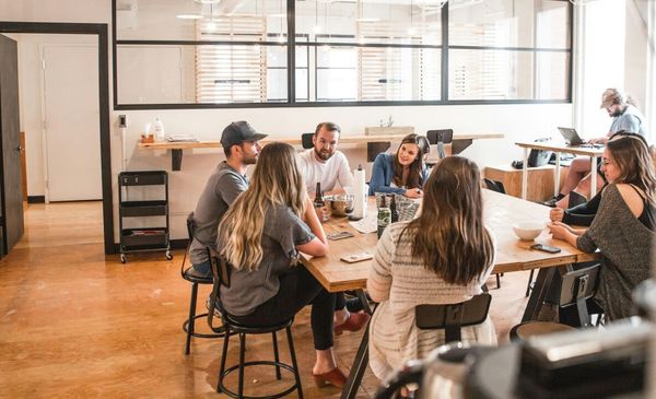 Jovens em uma sala de reunião
