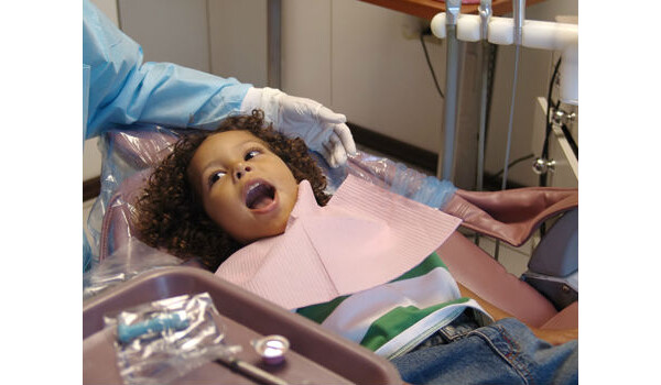 Criança no dentista 