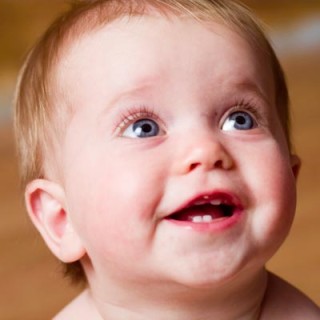 Bebê com os primeiros dentes nascendo