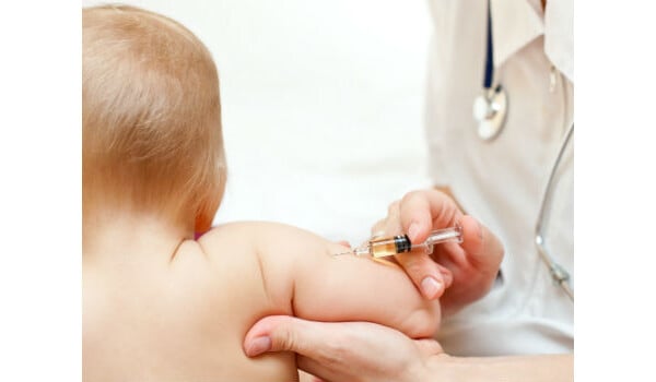 Bebê sendo vacinado contra Hepatite A