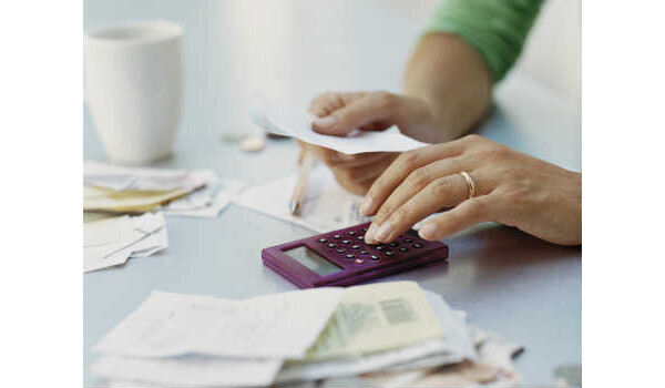 mulher fazendo contas na calculadora