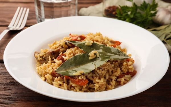 prato de arroz com louro