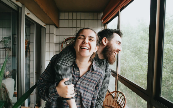 Casal feliz se abraçando