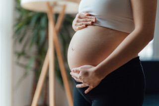 Close up da barriga de uma mulher grávida