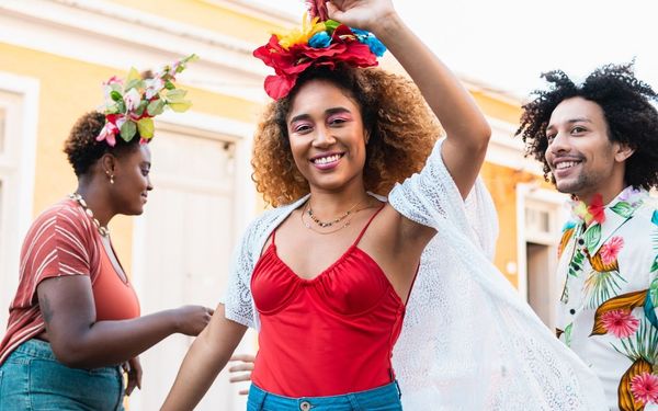 pessoas pulando o carnaval no Rio