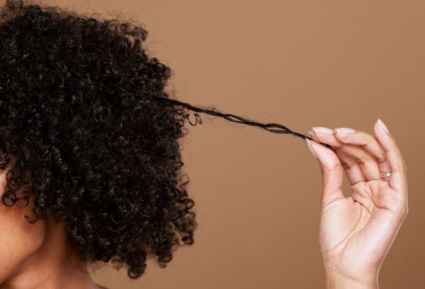 mulher penteando o cabelo