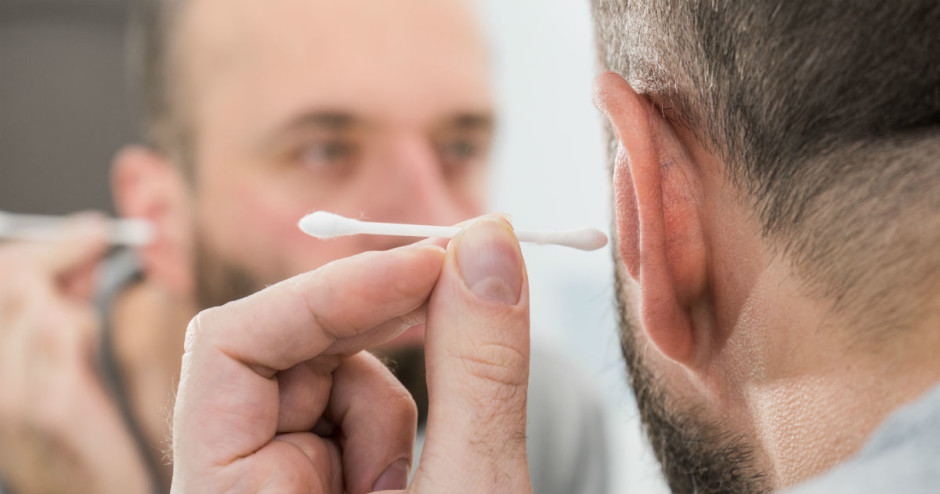 Homem sofre convulsão e descobre cotonete preso no ouvido