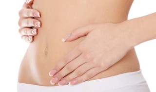 mulher acariciando a barriga