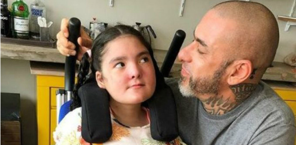 Henrique Fogaça se emociona com primeiros passos de filha com síndrome rara