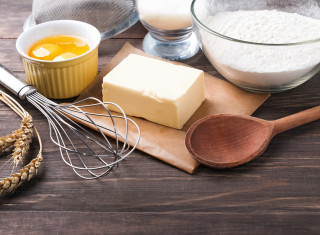 Margarina, ovos e farina para serem usados em receitas