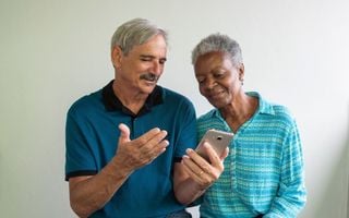 casal de idosos olhando o celular