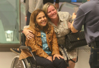 Claudia Rodrigues tira fotos com fãs em shopping após alta médica - Foto: Daniel Delmiro/AgNews