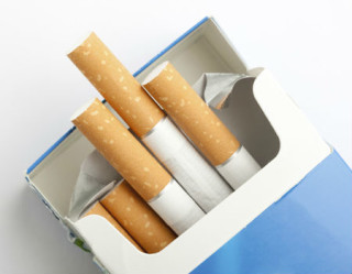 Cigarro em caixa azul