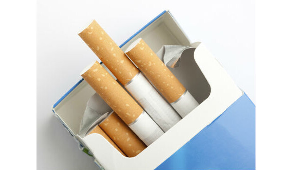 Cigarro em caixa azul