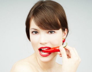 Mulher comendo pimenta