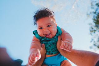 Bebê do sexo masculino sorrindo