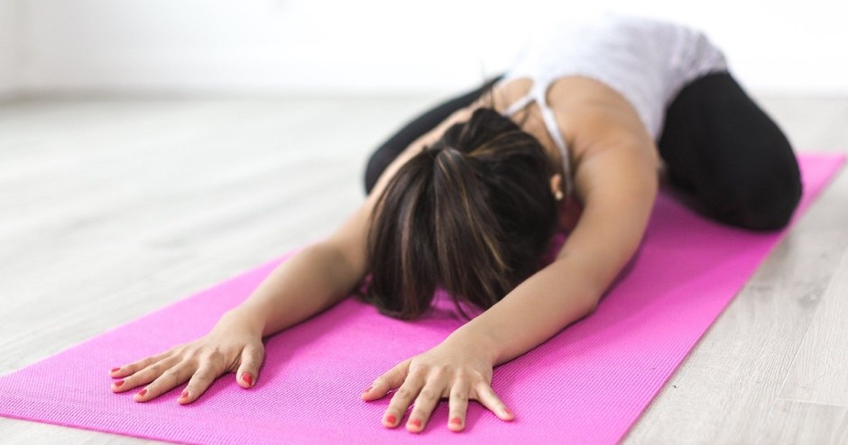 3 posições de yoga que ajudam a amenizar cólicas menstruais