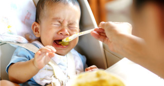 Bebês não devem comer papinhas industrializadas, diz OMS