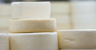 Queijo minas tem mais gordura e sódio do que é informado no rótulo, afirma Proteste