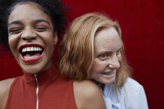 Duas mulheres rindo