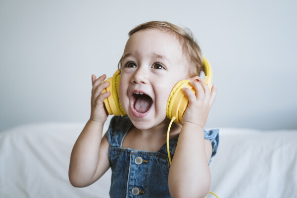 Bebê ouvindo música