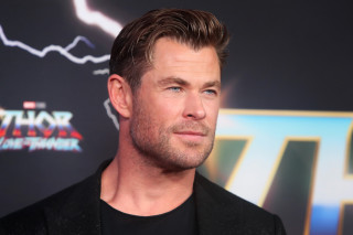 Chris Hemsworth vestindo um blazer preto, durante pré-estreia de Thor: Amor e Trovão.
